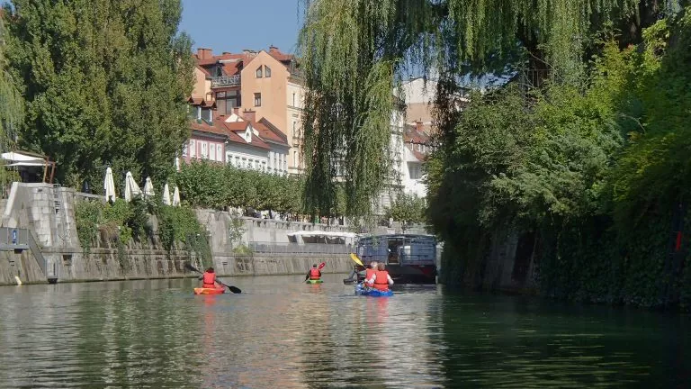 Vožnja s kajakom po reki Ljubljanici